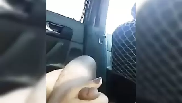 امرأة أوزبكية تداعب زب حبيبها في السيارة