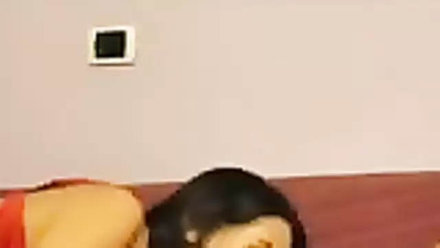 زن خونه دار سینه گنده ازبک رو با یه ساک زدن بیدار می کنه.