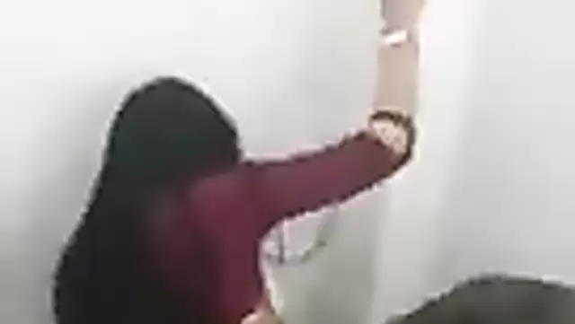 جميلة سمراء من كيزيلساي تدلع صاحبتها بيدها في الحمام