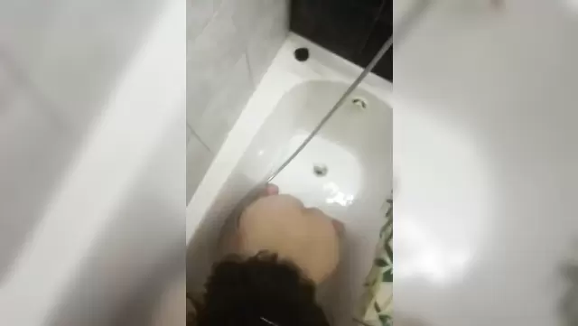 یه زن ازبک لخت تو حموم به شوهرش ساک می زنه.