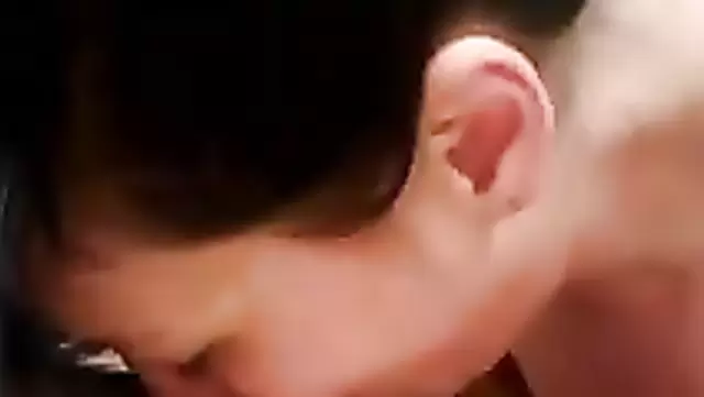 یه مرد ازبک پشمالو داره زن یه غریبه رو ساک می زنه.