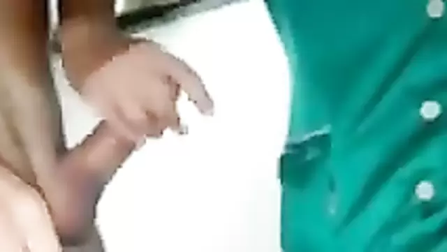 یه مرد یه زن ازبک خوش اندام با کمر باریک رو می کنه.